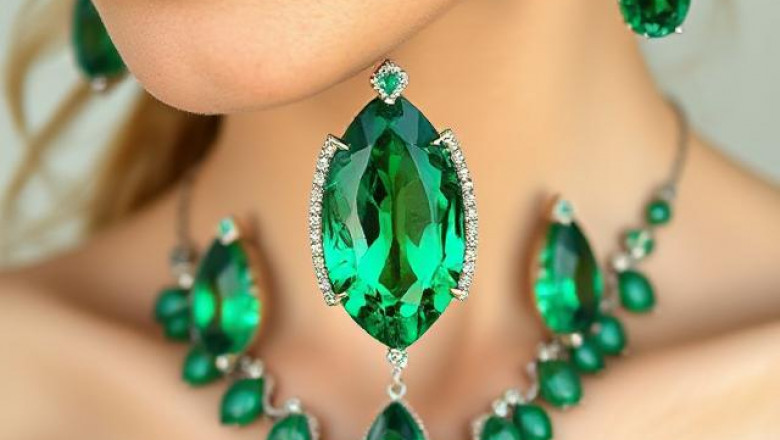 NATURE’S EDGE: THE CALM POWER OF GREEN KYANITE