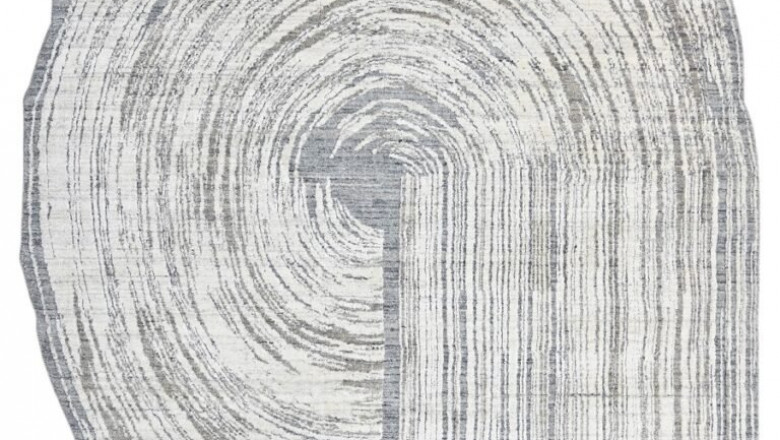 Choosing Minimal Rugs for Open Shelf and Bare Wall Homes