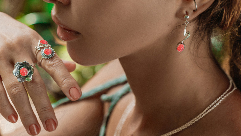 Discovering the attraction of rhodochrosite jewelry: The red gem with heart and soul